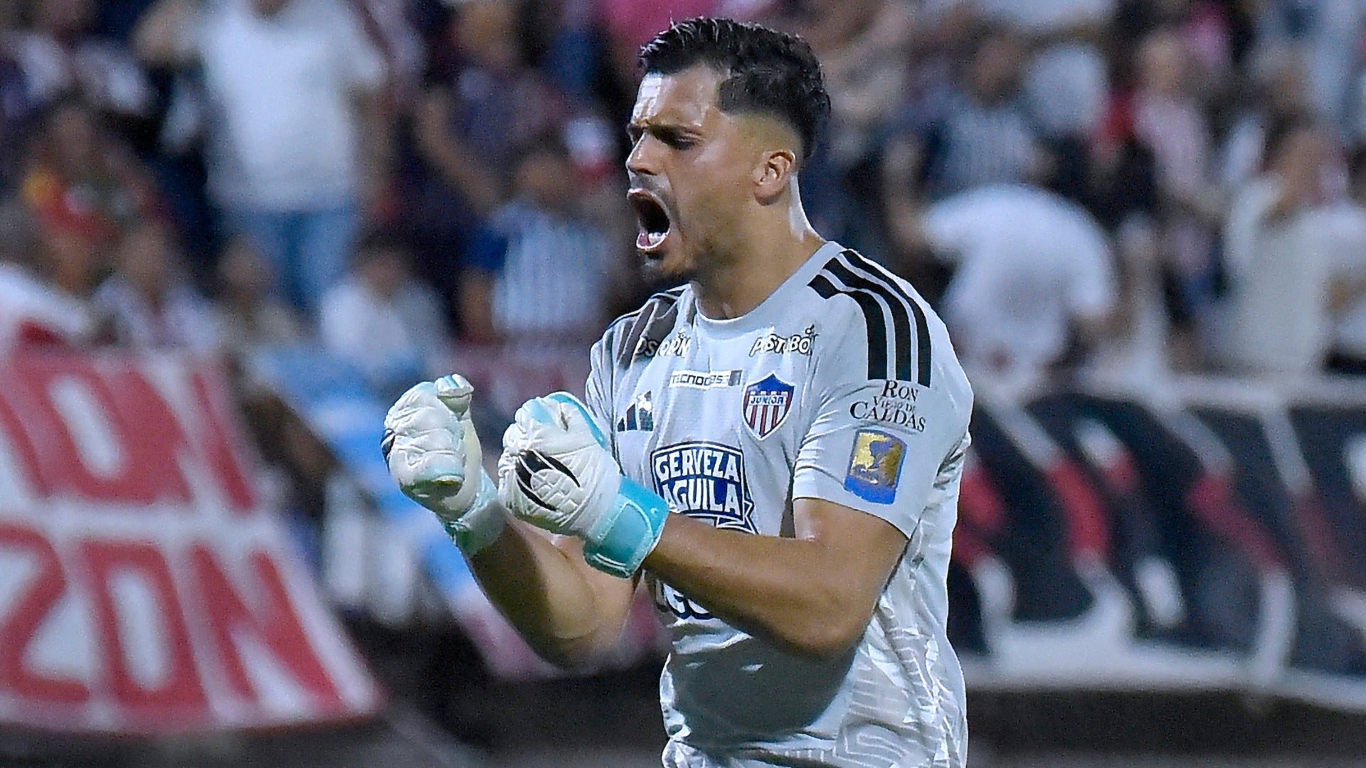 Silveira salvó a Junior vs. Santa Fe por magistral doble atajada - VizzorImage