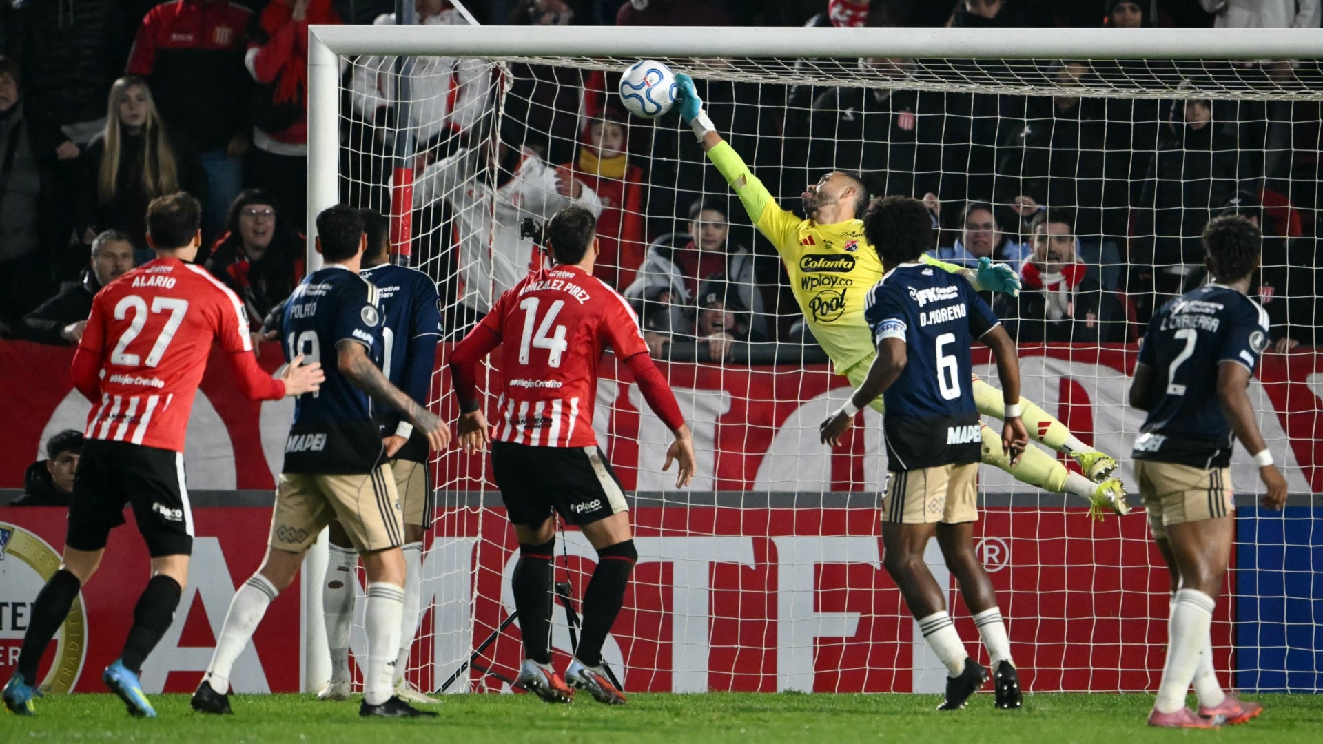 Chaux voló y evitó el gol de Estudiantes en contra de Medellín - AFP