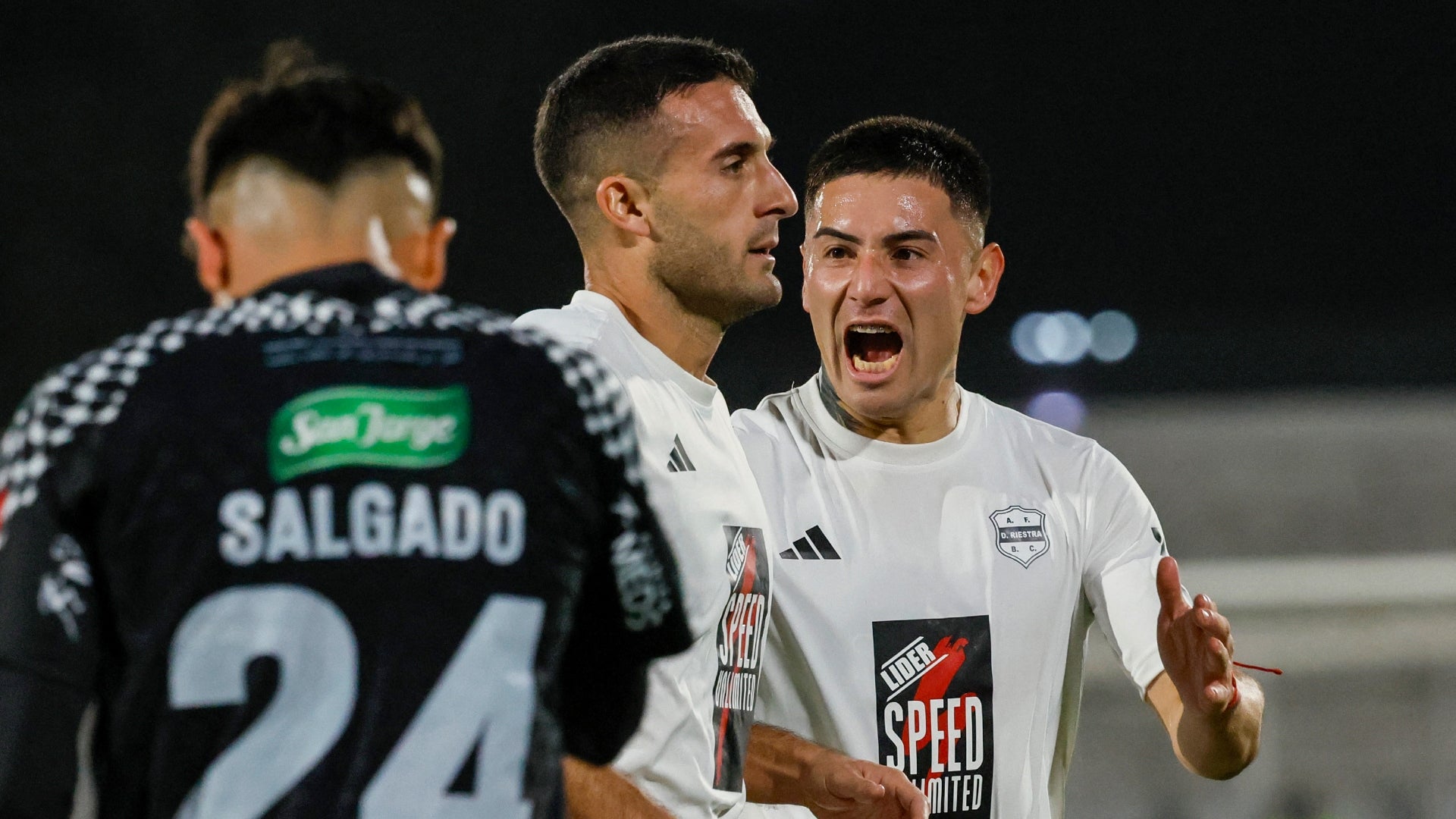 ¡Escándalo! Jugadores de Riestra casi se van a los golpes en Sudamericana - AFP