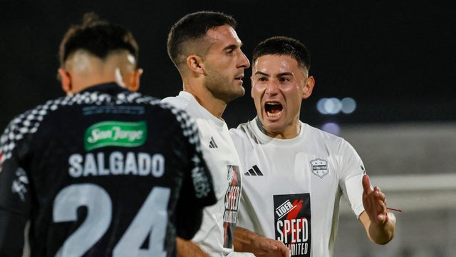 ¡Escándalo! Jugadores de Riestra casi se van a los golpes en Sudamericana - AFP