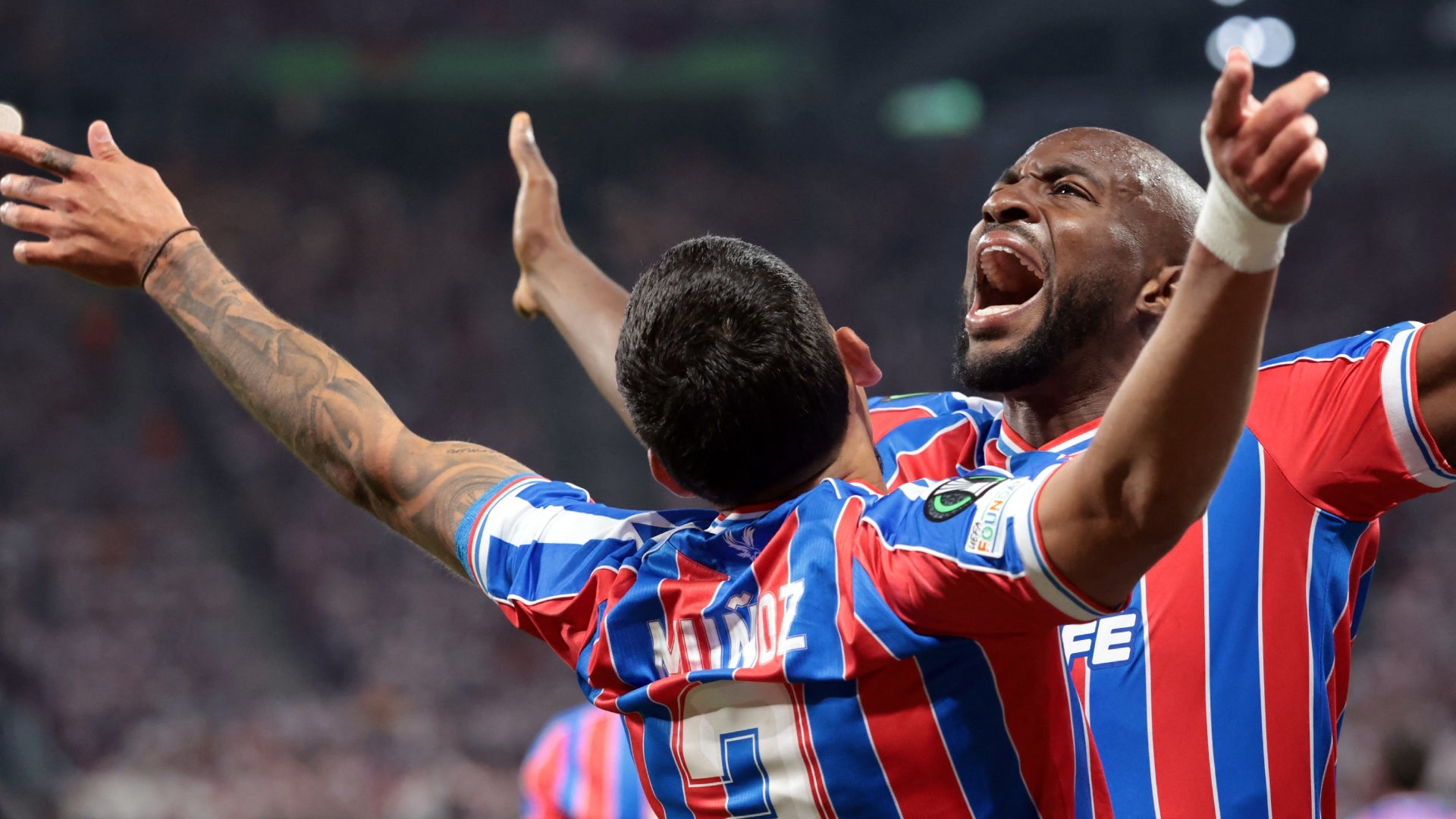 Daniel Muñoz y Jean Philippe Mateta celebran el gol en la Conference League - AFP