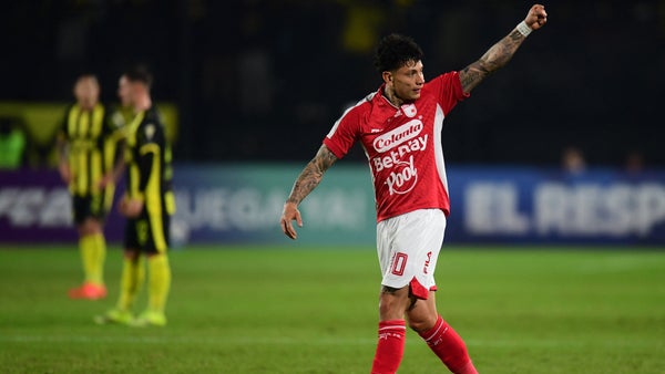 Santa Fe silenció la casa de Peñarol por golazo de Alexis Zapata Santa Fe silenció la casa de Peñarol por golazo de Alexis Zapata