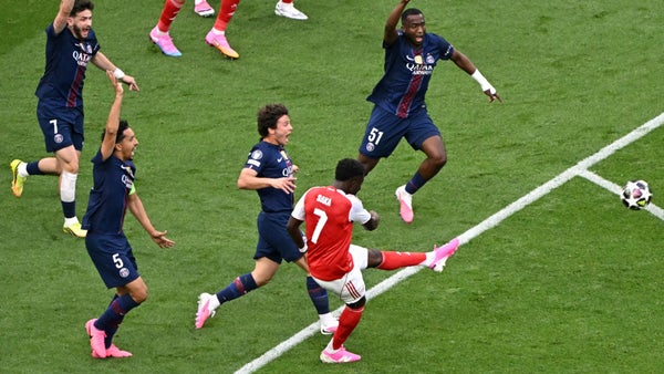 Mira la polémica mano de Saka en la final de la Champions League Mira la polémica mano de Saka en la final de la Champions League