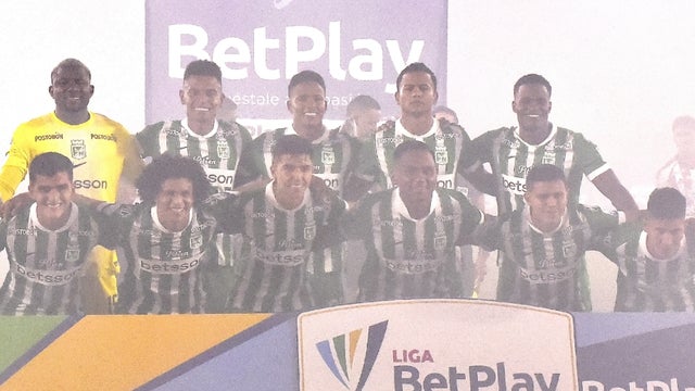 Bus de Atlético Nacional fue atacado tras final en Barranquilla - VizzorImage