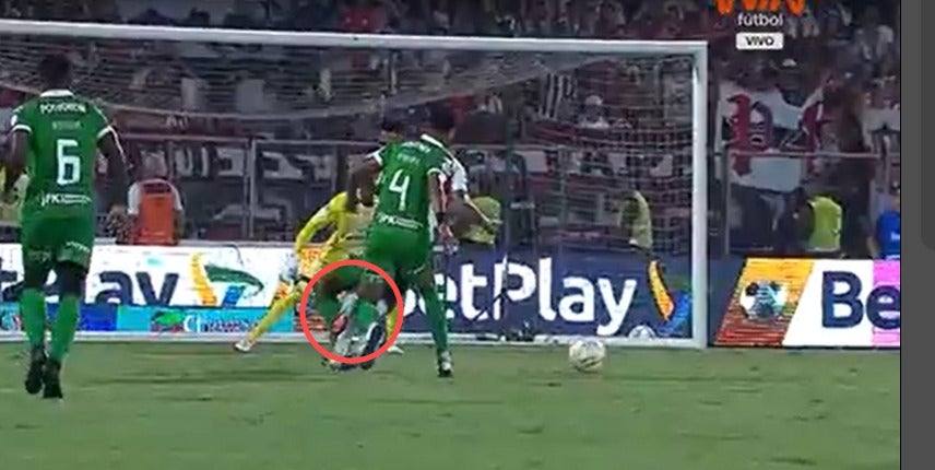 Imagen que evidencia el toque de Haydar sobre Muriel en Junior vs. Nacional - Win Sports