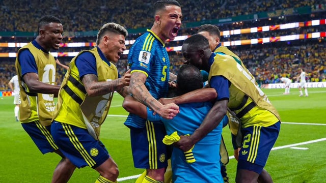 Hinchas Colombia consolaron a un niño de Uzbekistán