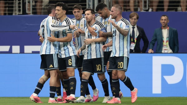 Messi hace historia en la Copa Mundial de la FIFA™ y Argentina es líder Messi hace historia en la Copa Mundial de la FIFA™ y Argentina es líder
