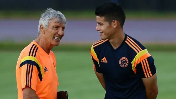 El emotivo abrazo de James y Quintero a Pékerman que pasó desapercibido en TV El emotivo abrazo de James y Quintero a Pékerman que pasó desapercibido en TV