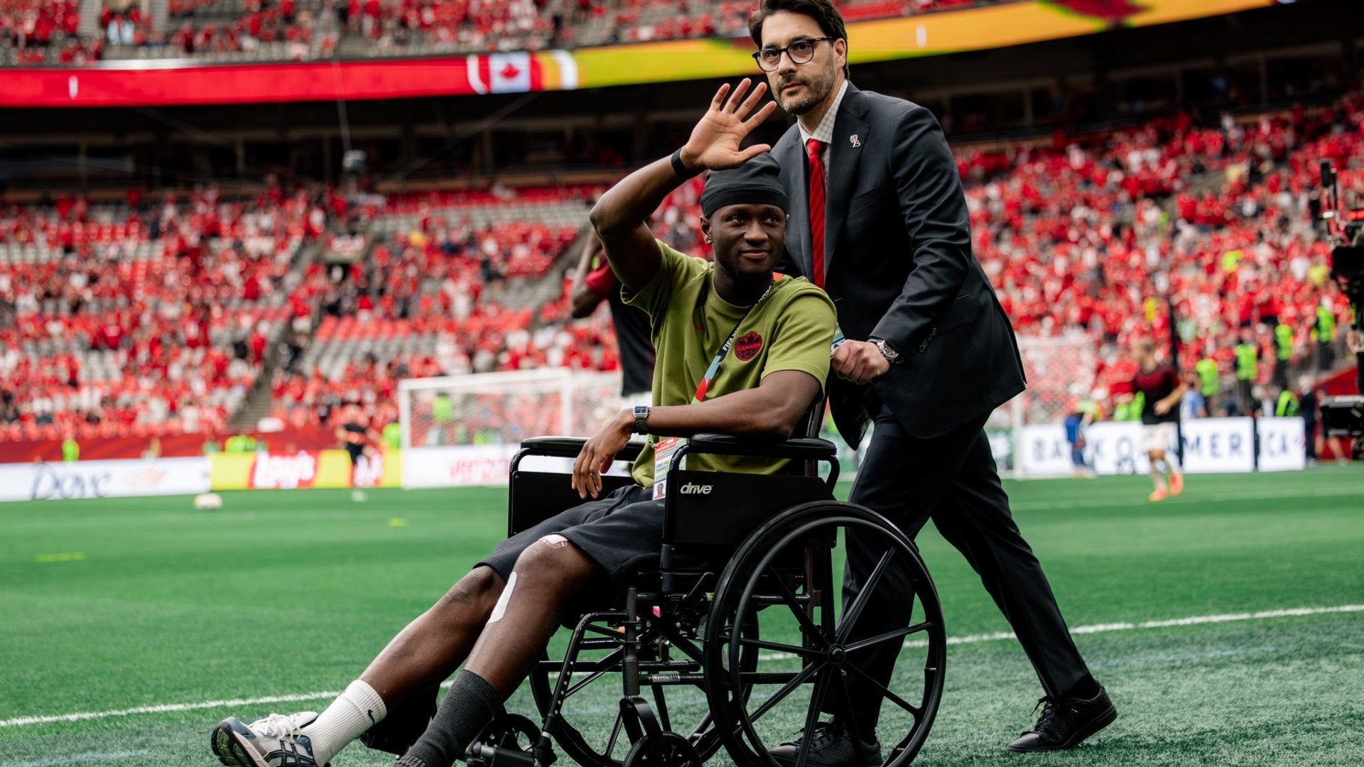 Jugador lesionado de Canadá estuvo presente en el banquillo