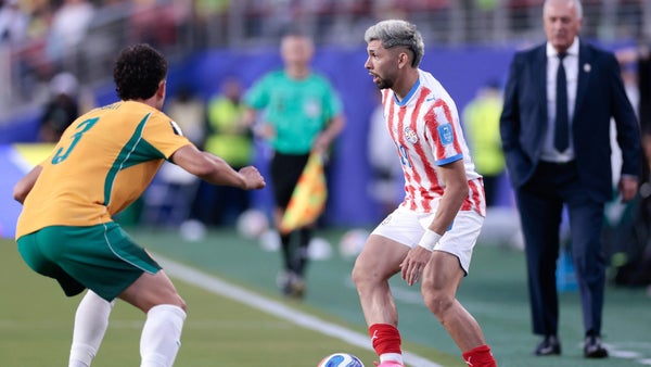 Paraguay sufrió ante Australia y quedó a un paso de los dieciseisavos