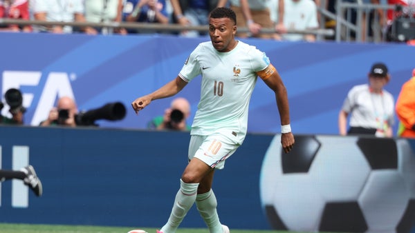 Mbappé casi marca un golazo al primer minuto ante Noruega