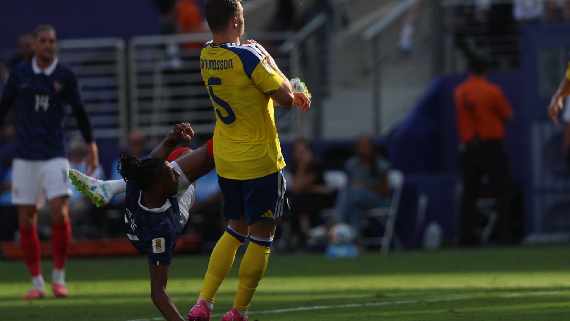 Francia casi marca un golazo ante Suecia