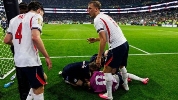 Insólito: Jordan Henderson se lesionó celebrando el triunfo de Inglaterra Insólito: Jordan Henderson se lesionó celebrando el triunfo de Inglaterra