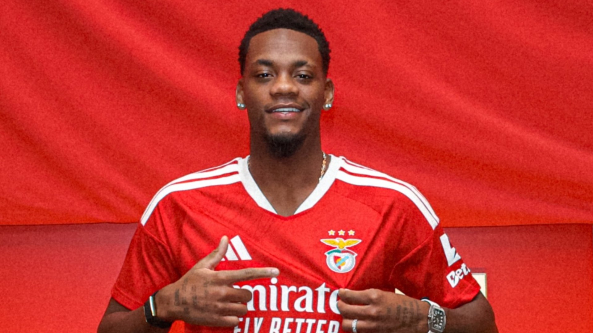 Jhon Durán fue presentado oficialmente en su nuevo club en Europa - @SLBenfica