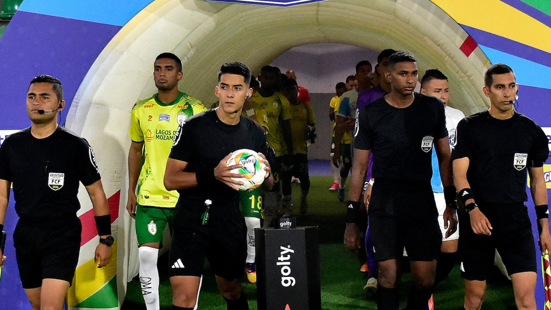 Árbitro de Real Cartagena vs. Real Santander, sustituido por lesión - VizzorImage