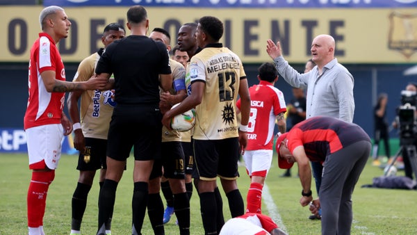 Mira el discutido penal en el partido entre Santa Fe y Águilas Doradas