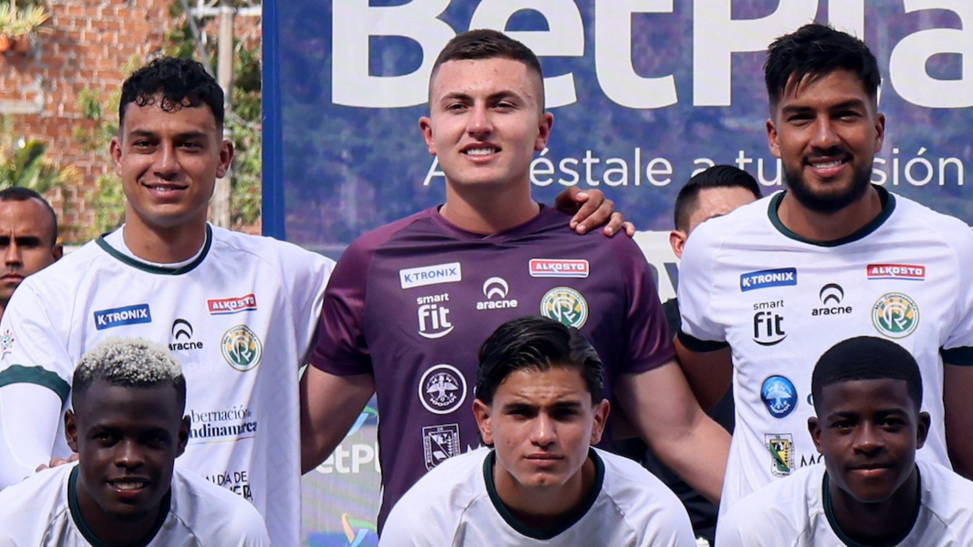Monumental atajada del portero de Real Cundinamarca vs. Envigado - VizzorImage