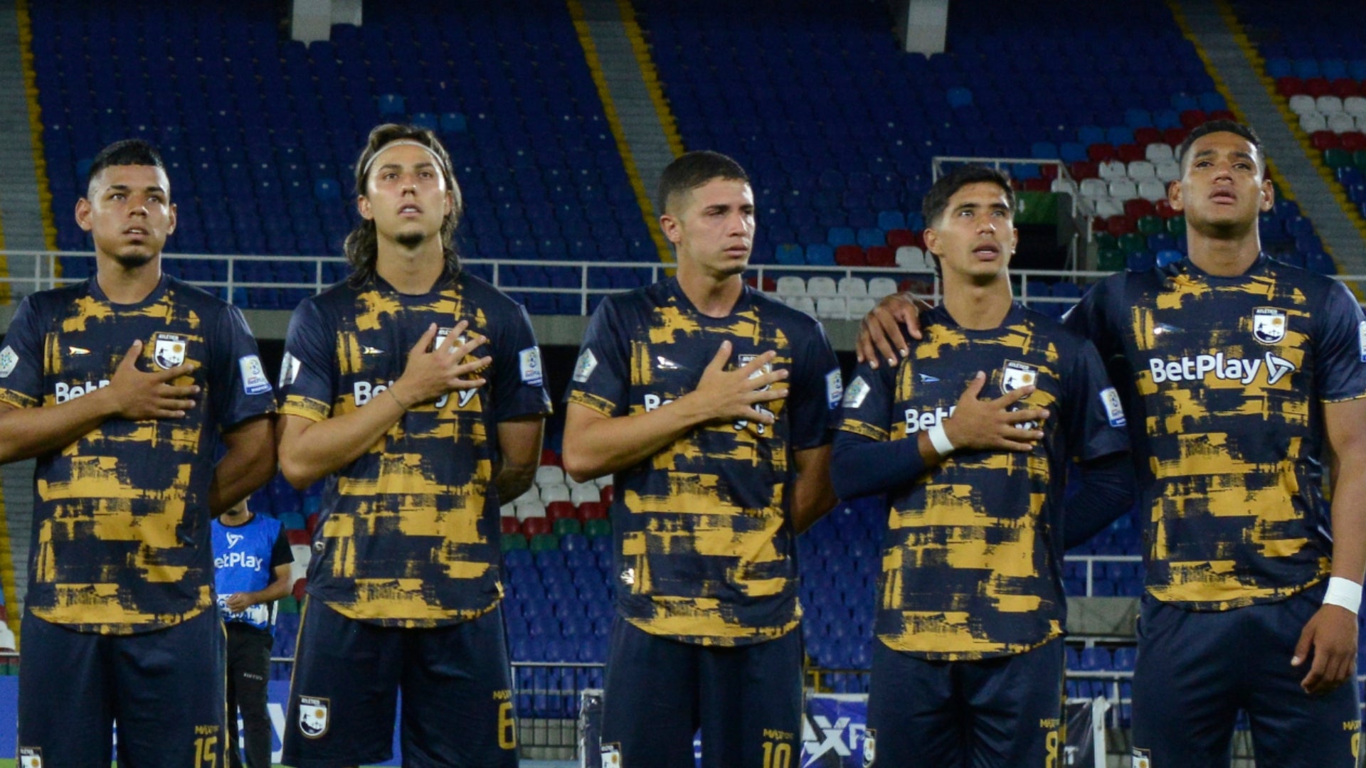 Jugador no contuvo el llanto antes del Atlético vs. Independiente - VizzorImage
