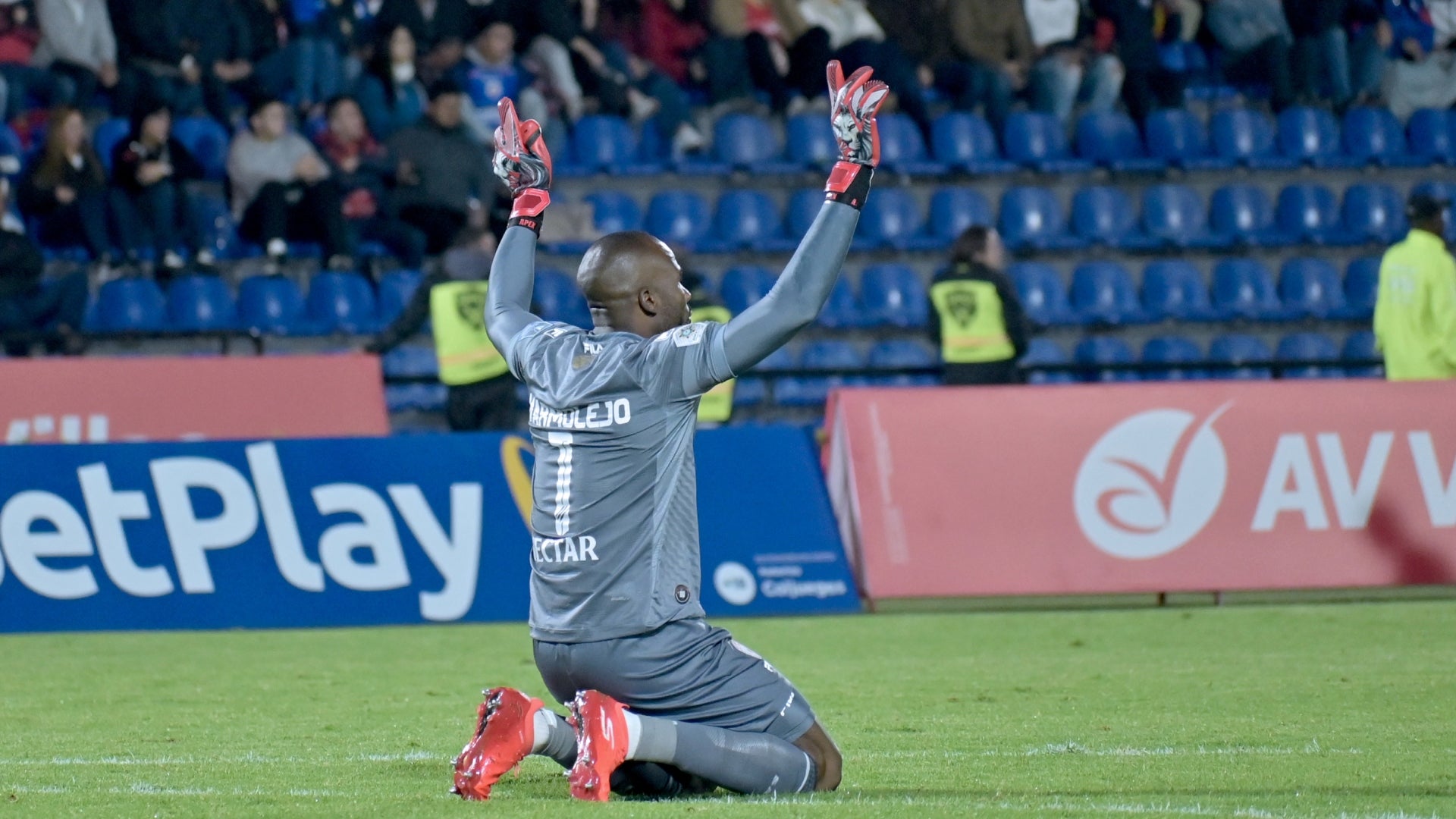 Marmolejo evitó el gol de Caracas sobre Santa Fe en Sudamericana - VizzorImage