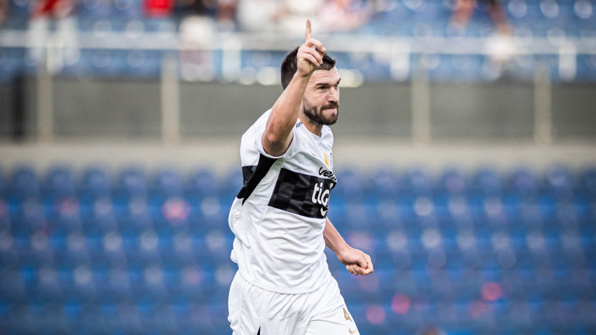 Tim Payne anotó un golazo en su debut con Olimpia