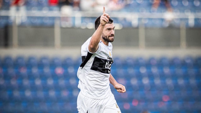 Tim Payne anotó un golazo en su debut con Olimpia