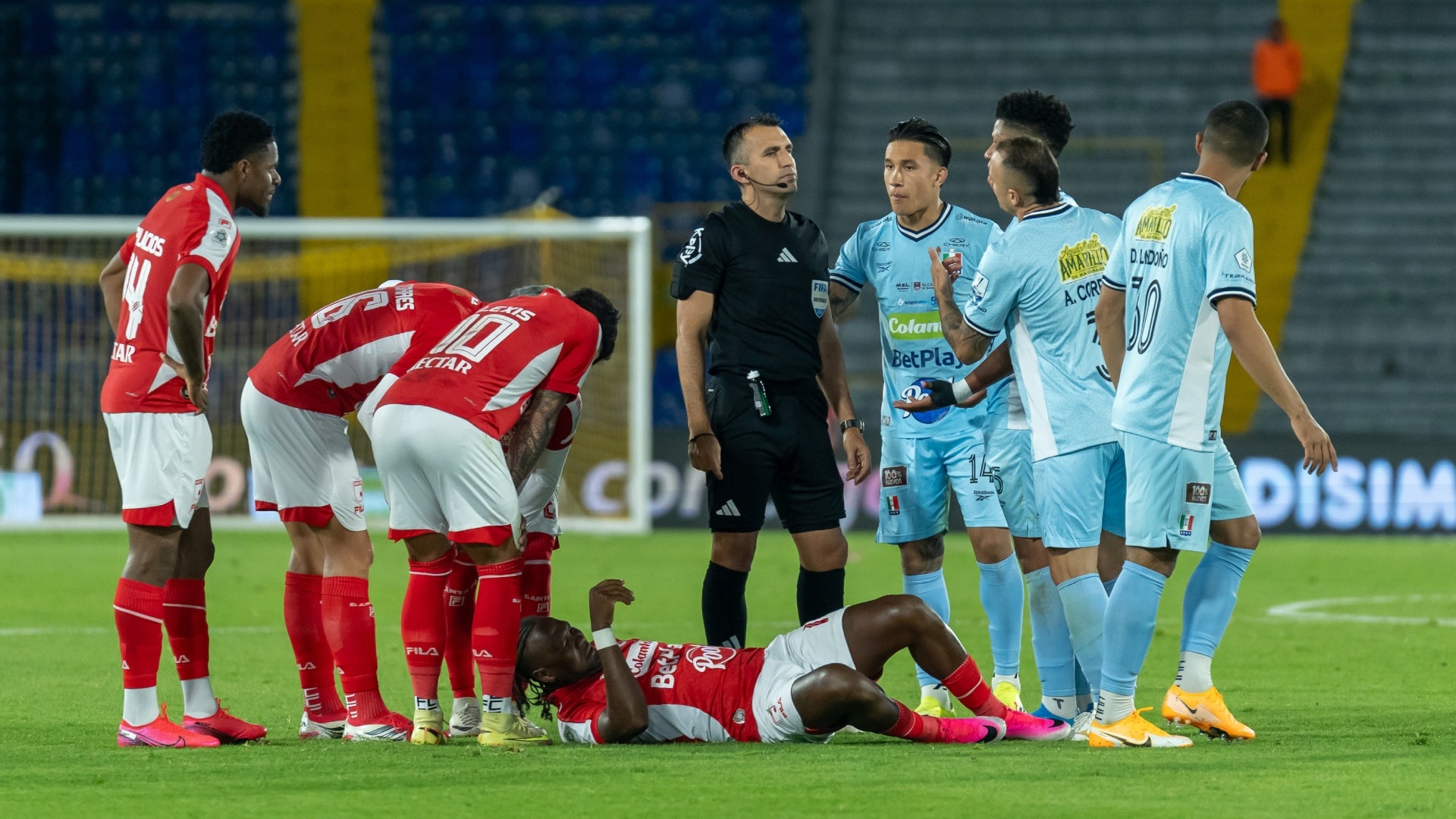Polémica en Santa Fe vs. Once Caldas por penalti no sancionado - VizzorImage