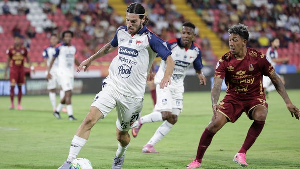 Medellín resistió con 10 y venció a Tolima en un partidazo Medellín resistió con 10 y venció a Tolima en un partidazo