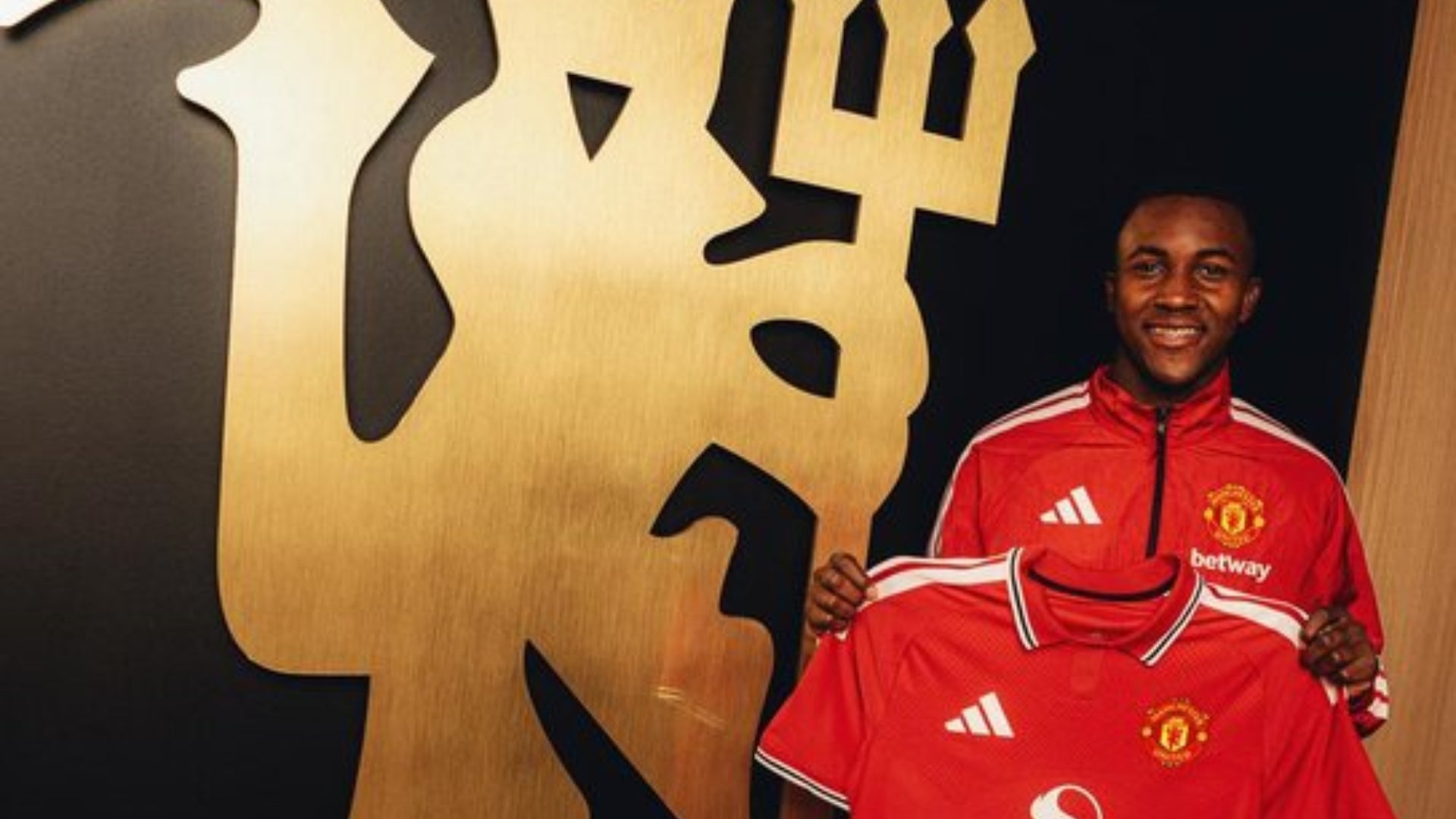 ¡Bomba! Manchester United presentó al colombiano Cristian Orozco - @ManUtd