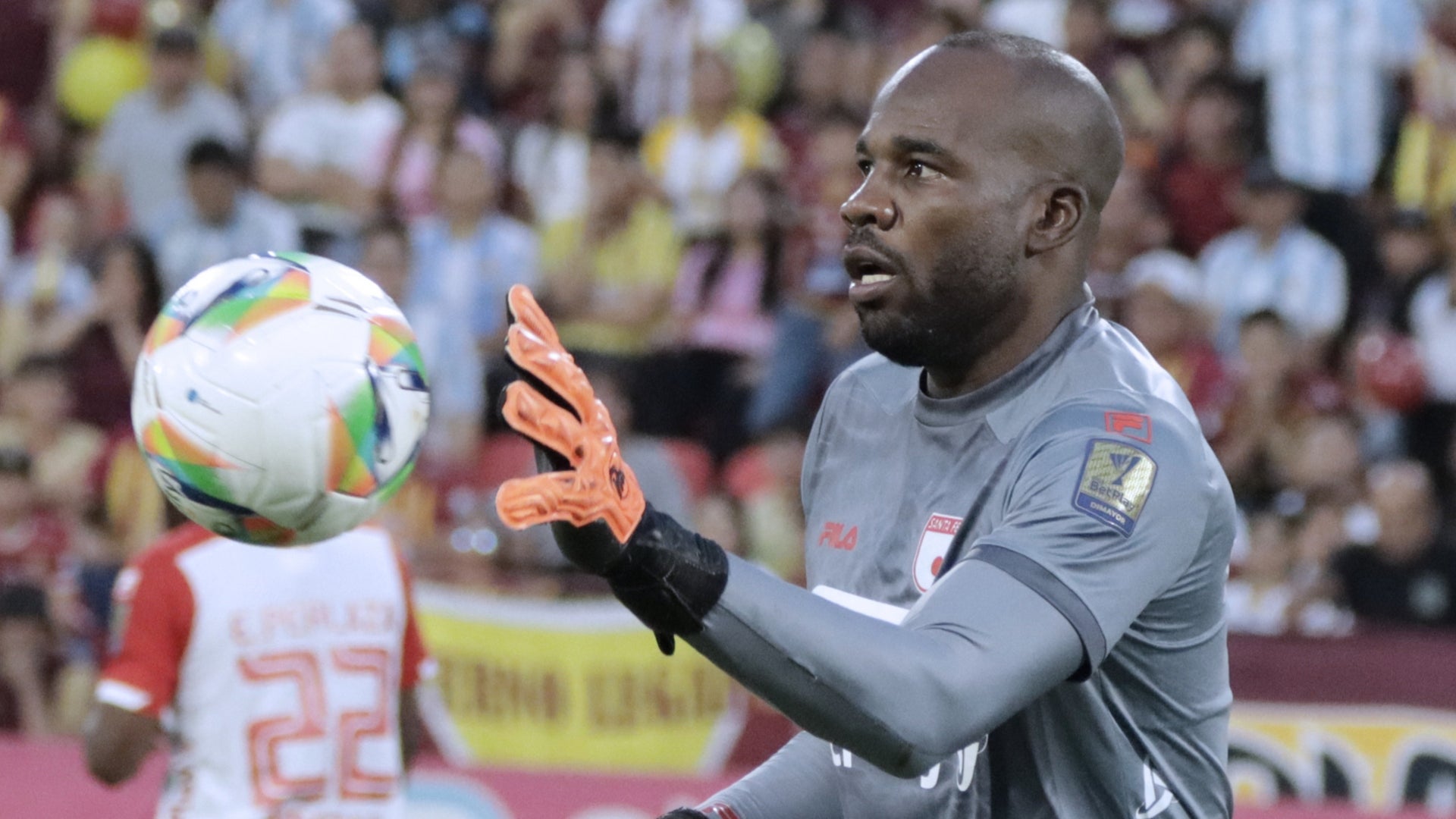 Andrés Mosquera Marmolejo quedó lesionado y preocupa a Santa Fe para enfrentar a River - VizzorImage
