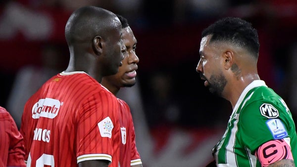 Adrián Ramos y Edwin Cardona protagonizaron un careo en el clásico Adrián Ramos y Edwin Cardona protagonizaron un careo en el clásico