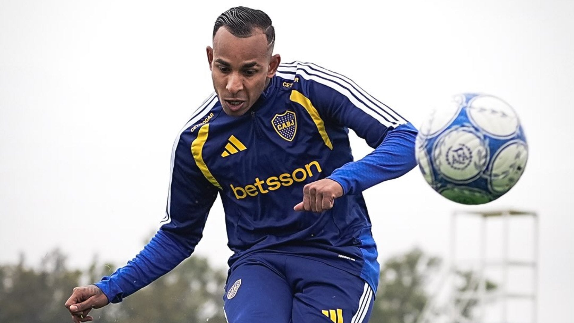 Sebastián Villa realiza dos asistencias con Boca
