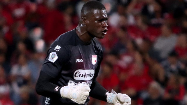 Asprilla voló y negó un gol de cabeza a River Plate ante Santa Fe - VizzorImage