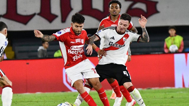 Bustos no pudo marcar con Santa Fe tras error defensivo de River Plate - VizzorImage
