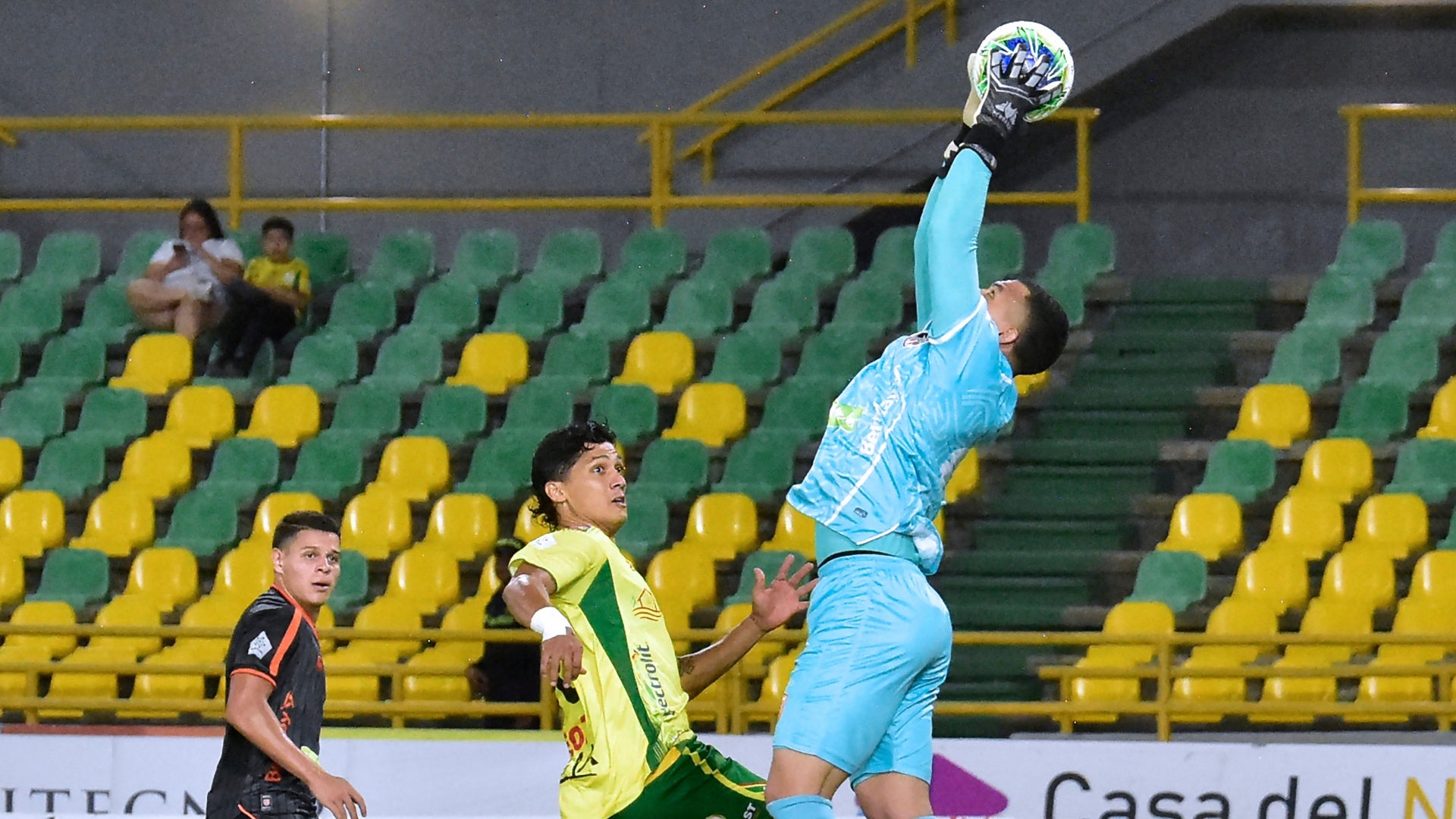 Envigado se salvó del gol de Real Cartagena por atajadón de Tovar - VizzorImage