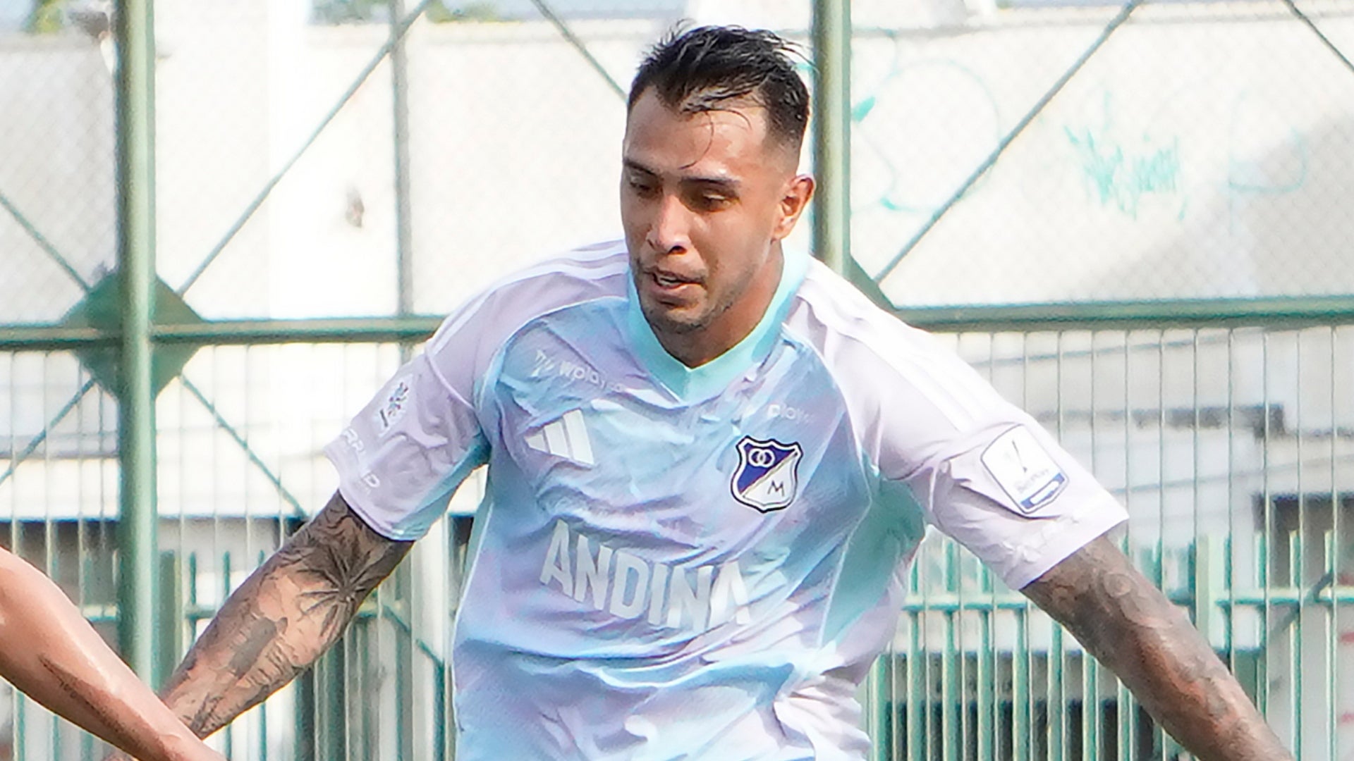 Rodrigo Contreras salió lesionado del Águilas vs. Millonarios - VizzorImage