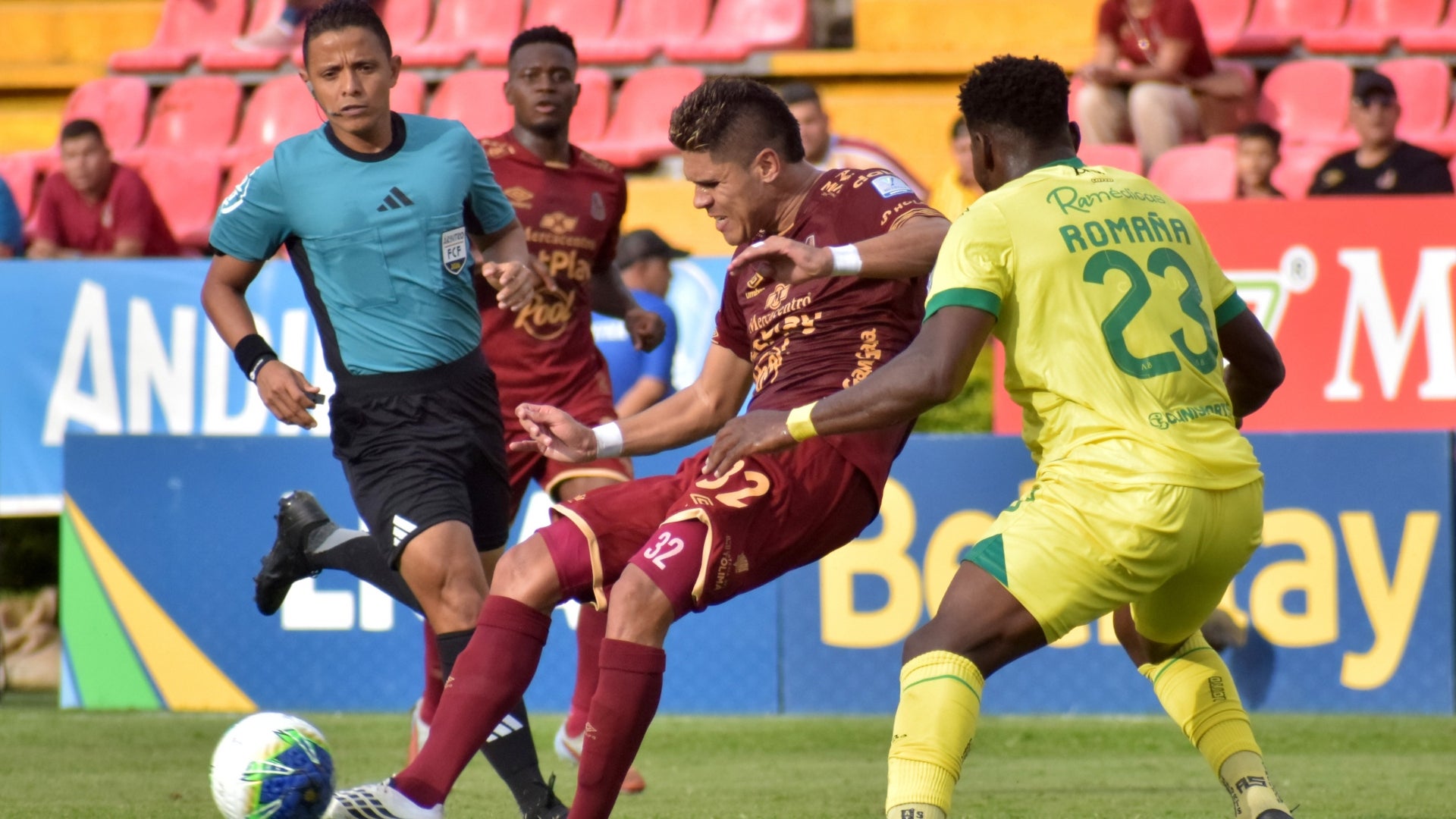 Bucaramanga se salvó de penalti ante Tolima tras llamado de VAR - VizzorImage
