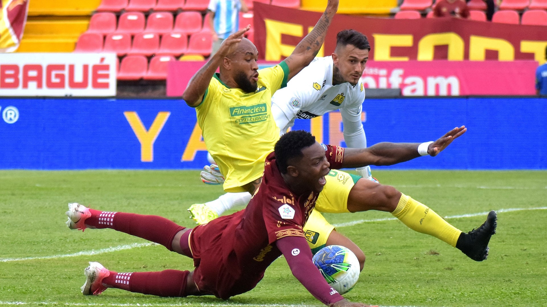 Bucaramanga igualó ante Tolima por actuación estelar de Fiermarín - VizzorImage