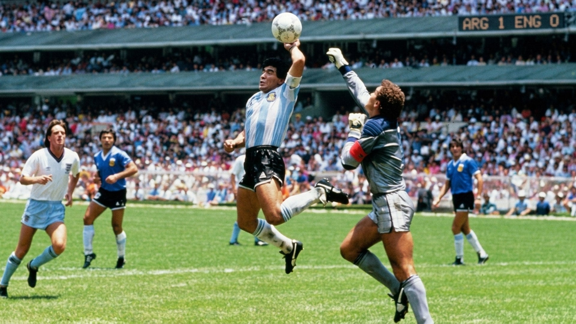 Balón de la mano de Dios fue subastado