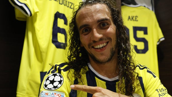 Caos en Lyon: jugadores de Fenerbahçe agreden a un hincha tras polémica en Champions Caos en Lyon: jugadores de Fenerbahçe agreden a un hincha tras polémica en Champions