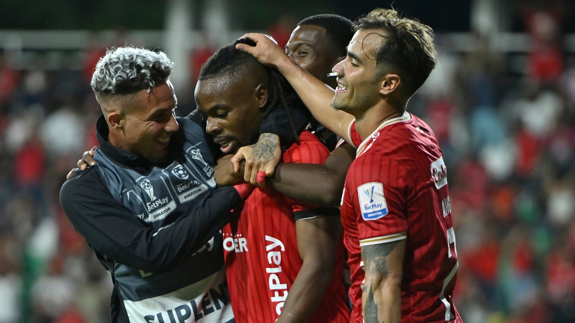América de Cali le remontó a Junior y se afianza como único líder de la Liga BetPlay - VizzorImage