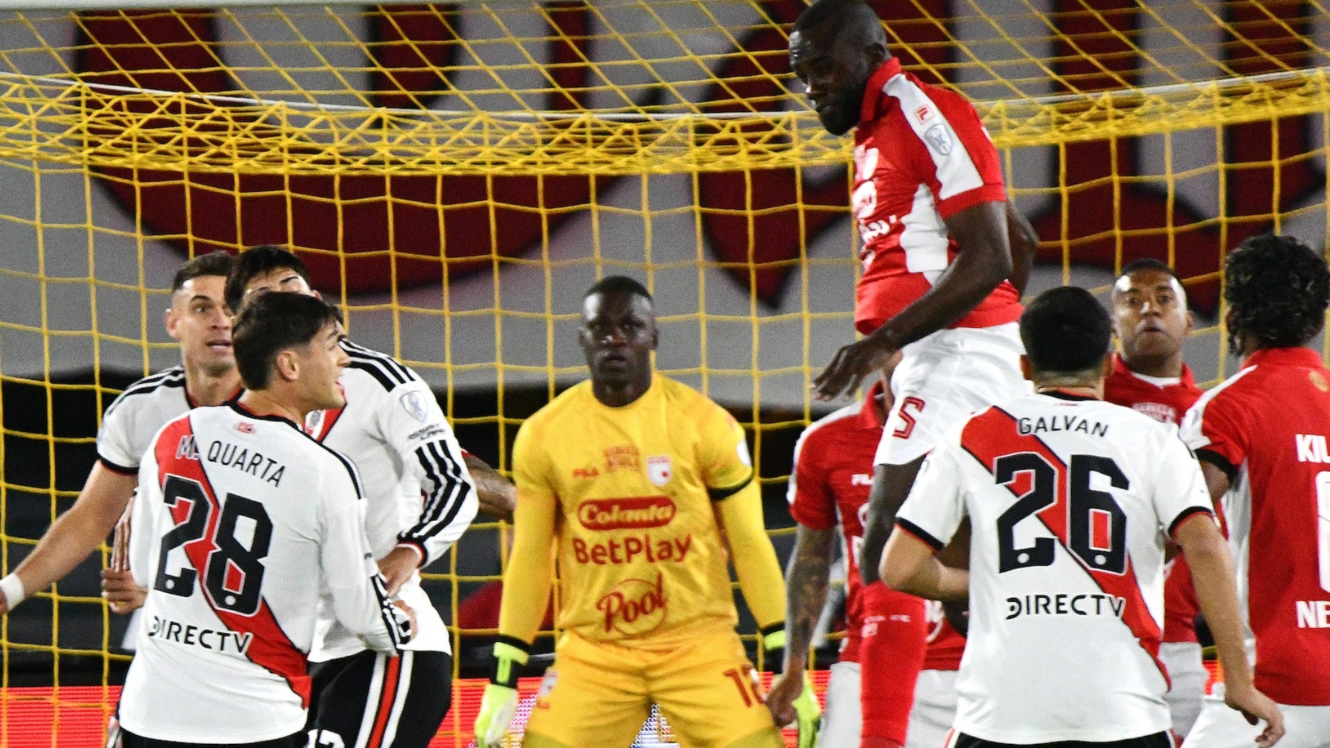 Asprilla le da vida a Santa Fe vs. River Plate por atajadón ante Acuña - VizzorImage
