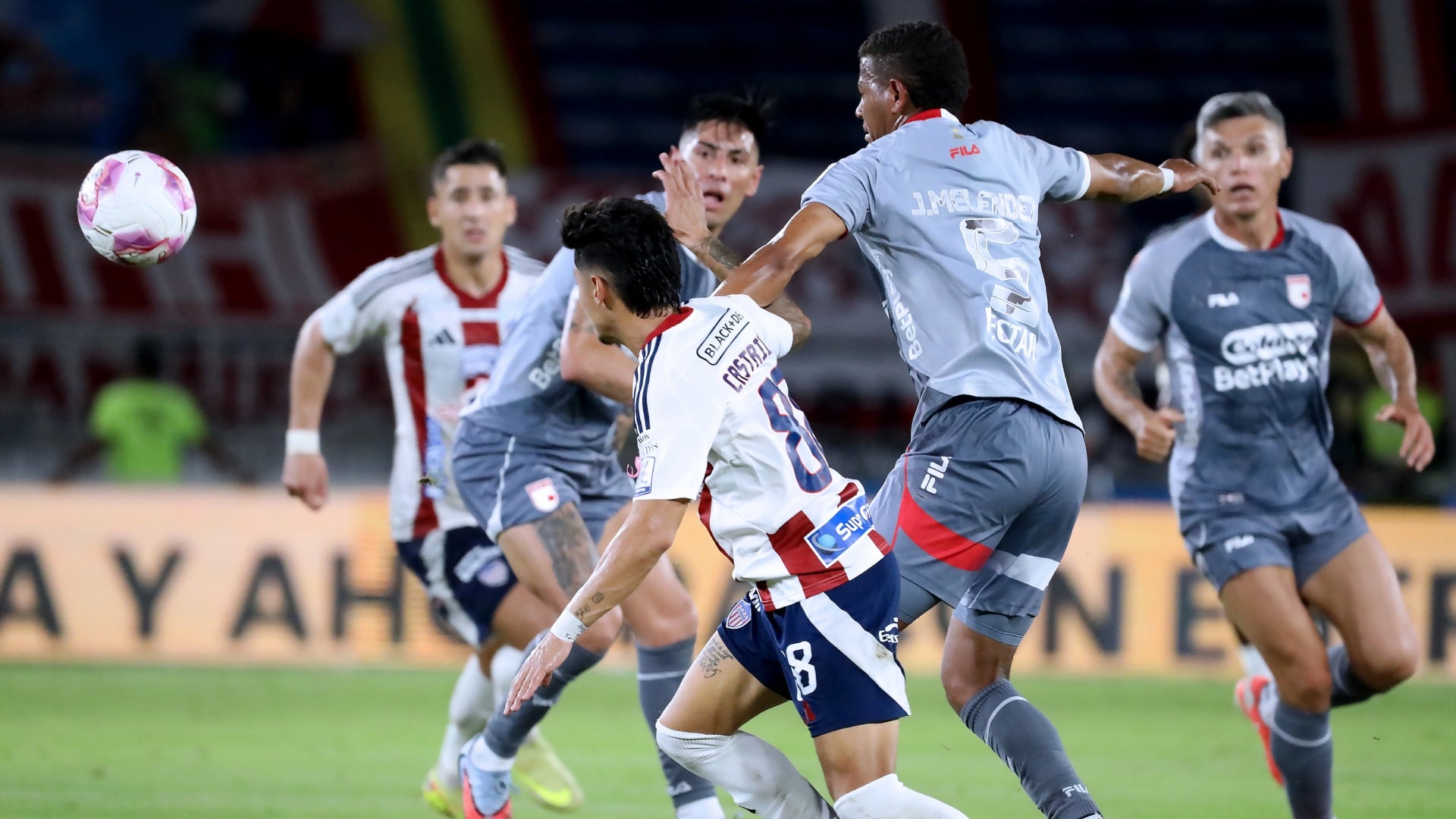 Junior pidió roja ante Santa Fe por falta sobre Bryan Castrillón - VizzorImage