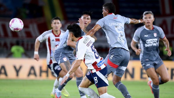 Junior pidió roja ante Santa Fe por falta sobre Bryan Castrillón Junior pidió roja ante Santa Fe por falta sobre Bryan Castrillón