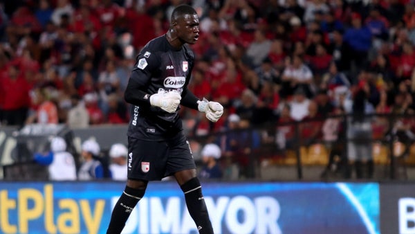 ¡Qué atajada! Asprilla respondió ante el cabezazo de Paiva ¡Qué atajada! Asprilla respondió ante el cabezazo de Paiva