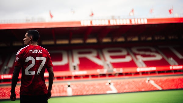 Daniel Muñoz fue anunciado por su nuevo club en la Premier League