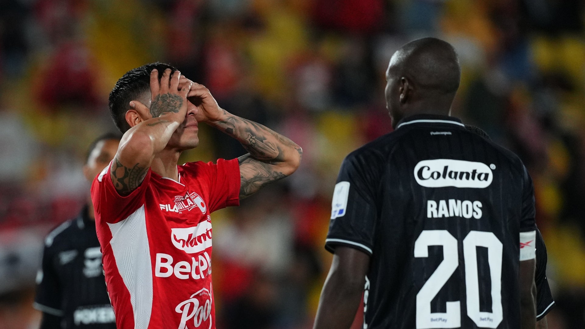 Dimayor sanciona a Santa Fe y América tras incidentes en El Campín - VizzorImage