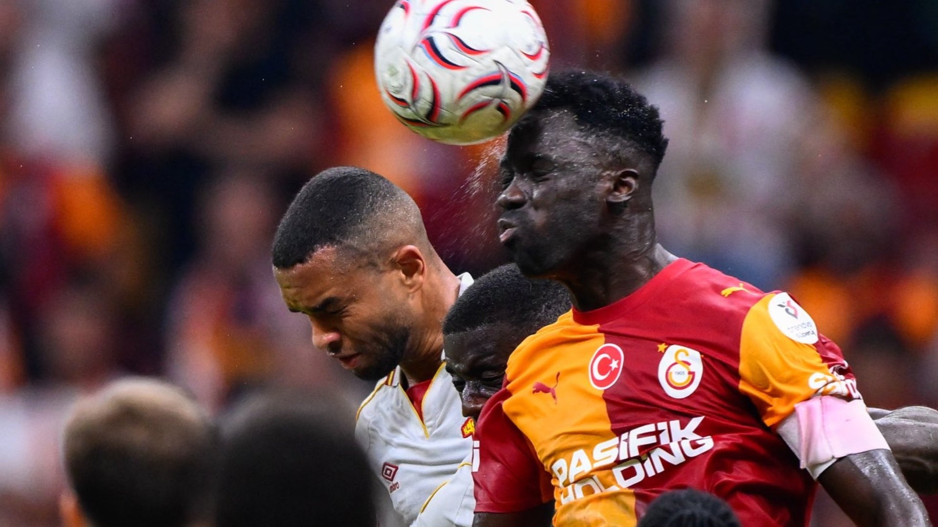 Dávinson Sánchez vivió un duelo lleno de polémicas en Galatasaray - @GalatasaraySK