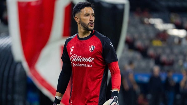 Camilo Vargas volvió a lucirse y atajó otro penal con Atlas