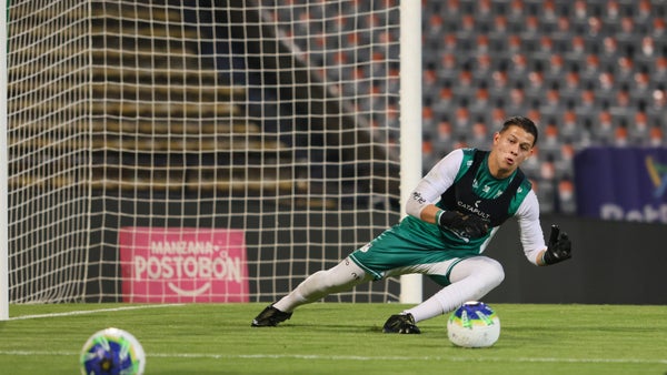 Espectacular atajada de Alejandro Rodríguez ante Nacional Espectacular atajada de Alejandro Rodríguez ante Nacional