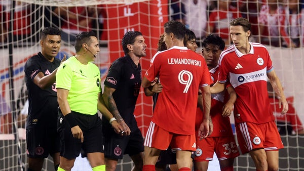 Picante cruce entre De Paul y Lewandowski: así fue la discusión